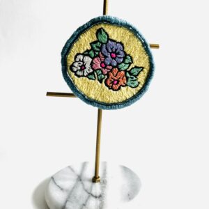 Broche ronde avec petites fleurs colorées Greenfinity upcycling