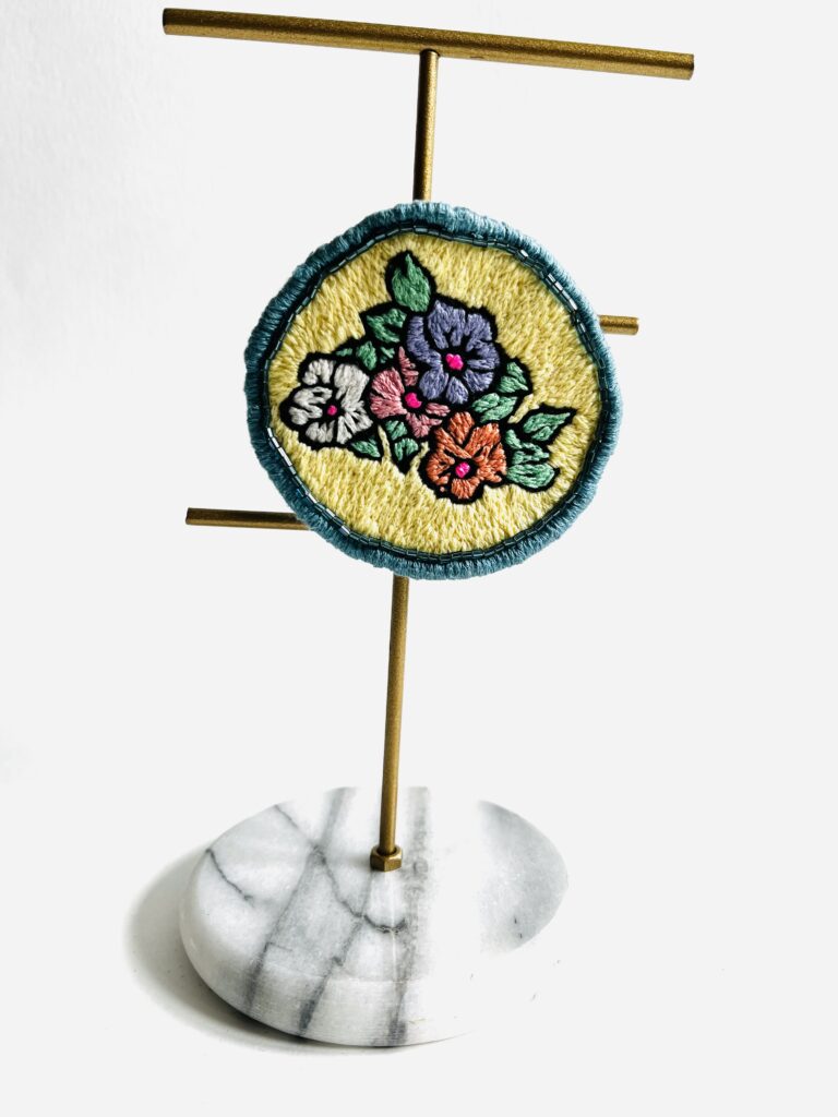 Broche ronde avec petites fleurs colorées Greenfinity upcycling