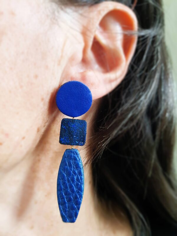 Boucles d'oreille CEDRO en cuir upcyclé bleu roi