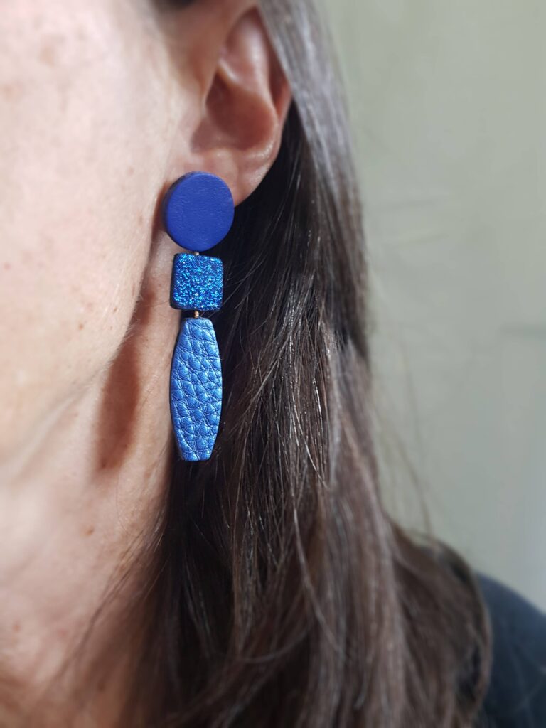 Boucles d'oreille CEDRO en cuir upcyclé bleu roi