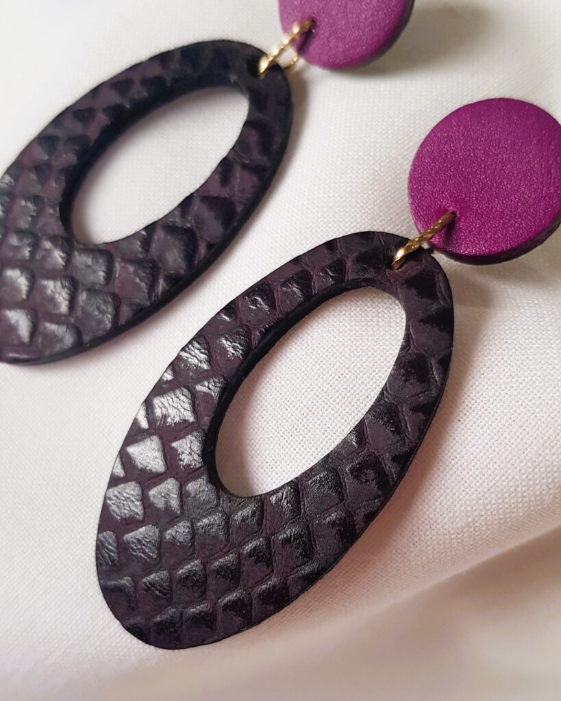 Boucles d'oreille CUBIA en cuir upcyclé violet