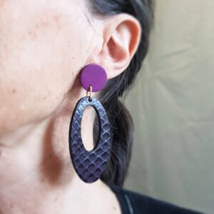 Boucles d'oreille CUBIA en cuir upcyclé violet