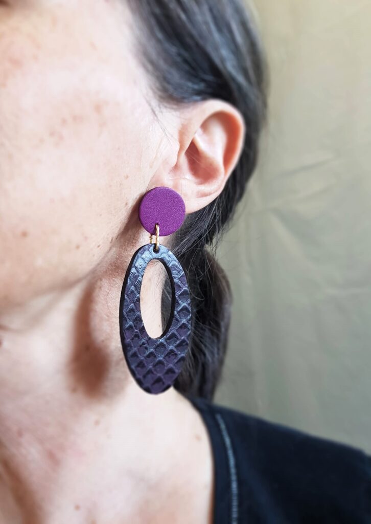 Boucles d'oreille CUBIA en cuir upcyclé violet