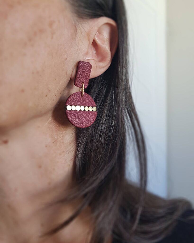 Boucles d'oreille asymétrique ESVA en cuir upcyclé grenat