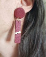 Boucles d'oreille asymétrique ESVA en cuir upcyclé grenat