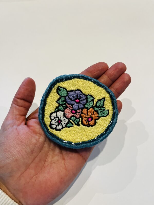 Broche ronde avec petites fleurs colorées Greenfinity upcycling