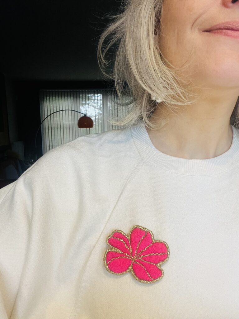 Broche fleur rose fluo et doré Greenfinity upcycling