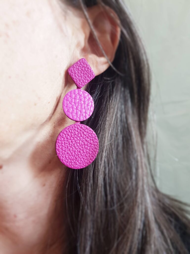 Boucles d'oreille SELLA asymètriques en cuir upcyclé rose