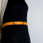 ceinture fine orange portée